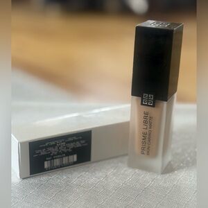 Givenchy Prisme Libre Skin Caring Matte Foundation 4-C305 Full Size